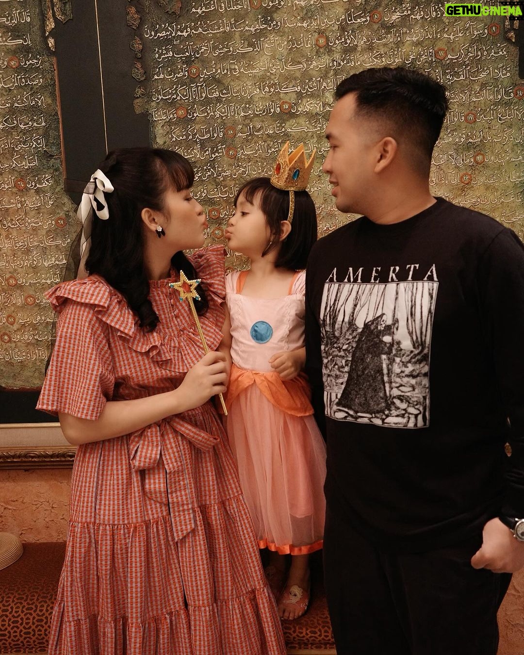 Devi Kinal Putri Instagram - tiga kepribadian yang berbeda terpampang jelas dalam pemilihan outfit🥹🩷