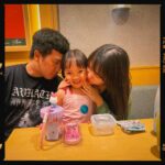 Devi Kinal Putri Instagram - karena sekarang kaluna sudah bawel, mau belanja hello kitty. okelah. kuantar dia ke tokonya. dia beli 2 item, mamaknya beli 4 item HAHAHAHA kok 3 tahun udah bisa gini si🥲🥲🥲🥲🥲cepet banget besarnya🥲 (jangan kaget ya liat baju inj terus) hahahahah
