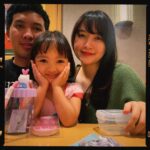 Devi Kinal Putri Instagram - karena sekarang kaluna sudah bawel, mau belanja hello kitty. okelah. kuantar dia ke tokonya. dia beli 2 item, mamaknya beli 4 item HAHAHAHA kok 3 tahun udah bisa gini si🥲🥲🥲🥲🥲cepet banget besarnya🥲 (jangan kaget ya liat baju inj terus) hahahahah