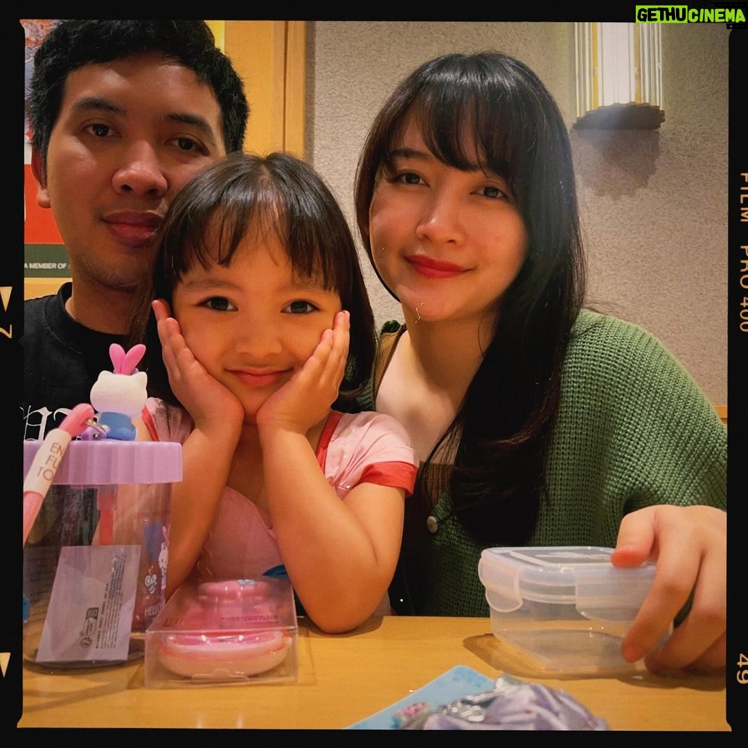 Devi Kinal Putri Instagram - karena sekarang kaluna sudah bawel, mau belanja hello kitty. okelah. kuantar dia ke tokonya. dia beli 2 item, mamaknya beli 4 item HAHAHAHA kok 3 tahun udah bisa gini si🥲🥲🥲🥲🥲cepet banget besarnya🥲 (jangan kaget ya liat baju inj terus) hahahahah