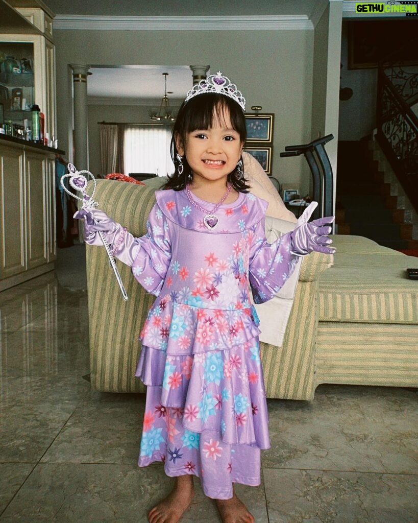 Devi Kinal Putri Instagram - princess luna. iya iya iya🙏🏻🙄