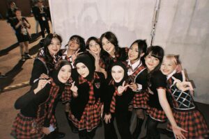 Devi Kinal Putri Instagram - so fun thankyouu synchronize fest🩷😆 off air lagi🩷🩷 
thankyou buat teman-teman yang dateng juga yaa! seru banget🩷🩷
dua lagu yang bermakna sekali untukku🩷🩷🩷
sisca juga off air bareng JKT48, cantik cantik cantik🩷🩷🩷 congratulations