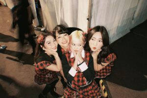 Devi Kinal Putri Instagram - so fun thankyouu synchronize fest🩷😆 off air lagi🩷🩷 
thankyou buat teman-teman yang dateng juga yaa! seru banget🩷🩷
dua lagu yang bermakna sekali untukku🩷🩷🩷
sisca juga off air bareng JKT48, cantik cantik cantik🩷🩷🩷 congratulations