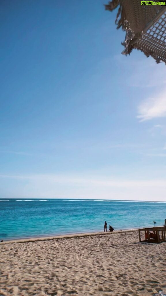 Devi Kinal Putri Instagram - Menutup akhir tahun dengan pergi berlibur ke pantai. "bengong sambil lihat ombak" memang itu niatku. seru sekali kalau mengingat hari itu. menikmati matahari terbenam sambil bermain pasir dan berenang. ya untung saja gak jadi asinan🙏🏻 ternyata anaknya juga suka sekali dengan pantai dan laut. tidak ternilai rasanya melihat senyum dari anakku. 🩷🩷🩷🩷🩷🩷🩷 healing healing🙏🏻 . #beach #cannabali #bali #nusadua
