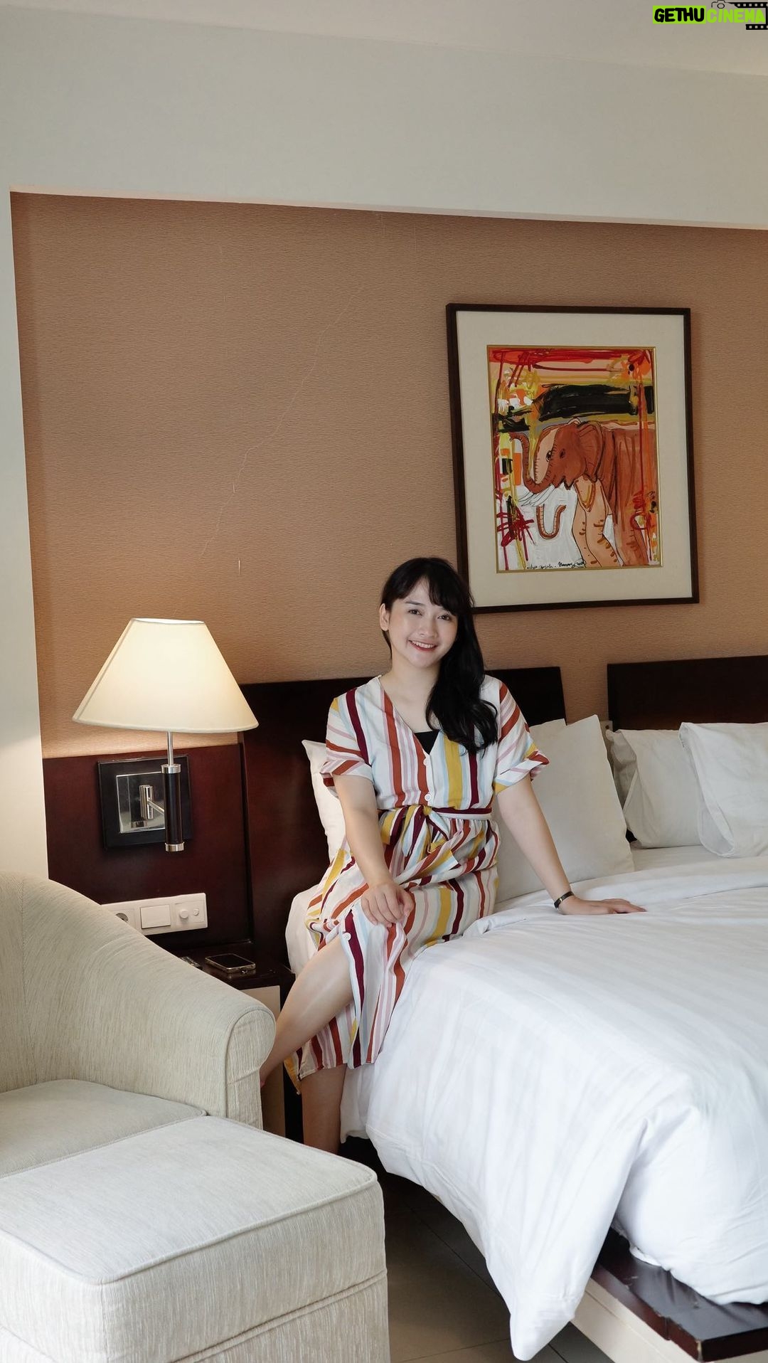 Devi Kinal Putri Instagram - salah satu wishlistku selama stay di bali tercapai, pengen ke pantai Jerman. hihi seru banget stay di @astonkutabali dekat kemana-mana dan kamarnya direct access ke pool🩷🩷🩷 . . thankyou for having us . . #astonkuta #bali #aston #kuta ASTON Kuta Hotel & Residence