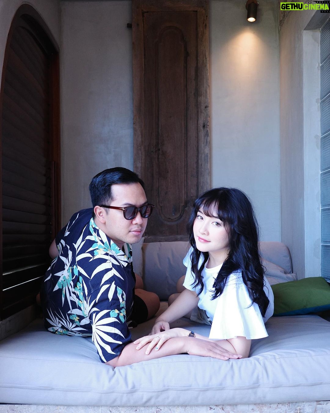 Devi Kinal Putri Instagram - Liburan bersama keluarga yang menyenangkan 🩷 . . thankyou for having us 🩷 @amnayaresorts @impihotels #amnayaresort