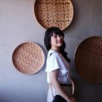 Devi Kinal Putri Instagram - Liburanku di Amnaya Resort Nusa Dua, Bali. suka banget karna disana itu homey banget. dan tidurku nyenyak banget selama dua hari stay disana. kaluna saat bangun tidur dia bilang "bunda, seneng banget kita masih disini. kaluna suka banget kamarnya gamau pulang" hahahahaha lokasinya juga oke banget, dan makanannya enak-enak. benerbener istirahat deh selama disana. thankyou kaka staffnya juga ramah banget sama bocil. pa satpamnya tu baik banget hihi thankyou for having us @amnayaresorts @impihotels
