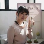 Devi Kinal Putri Instagram - Morning Cinematic Yoga with @caudalie d @alderjakarta . beauty elixir untuk semua hal, sebelum makeup, setelah makeup, habis panas-panasan, after olahraga. karna kandungannya yang natural dan wanginya juga relaxing banget. my fav 🩷 . thankyou @luxasia.idn 🩷🩷
