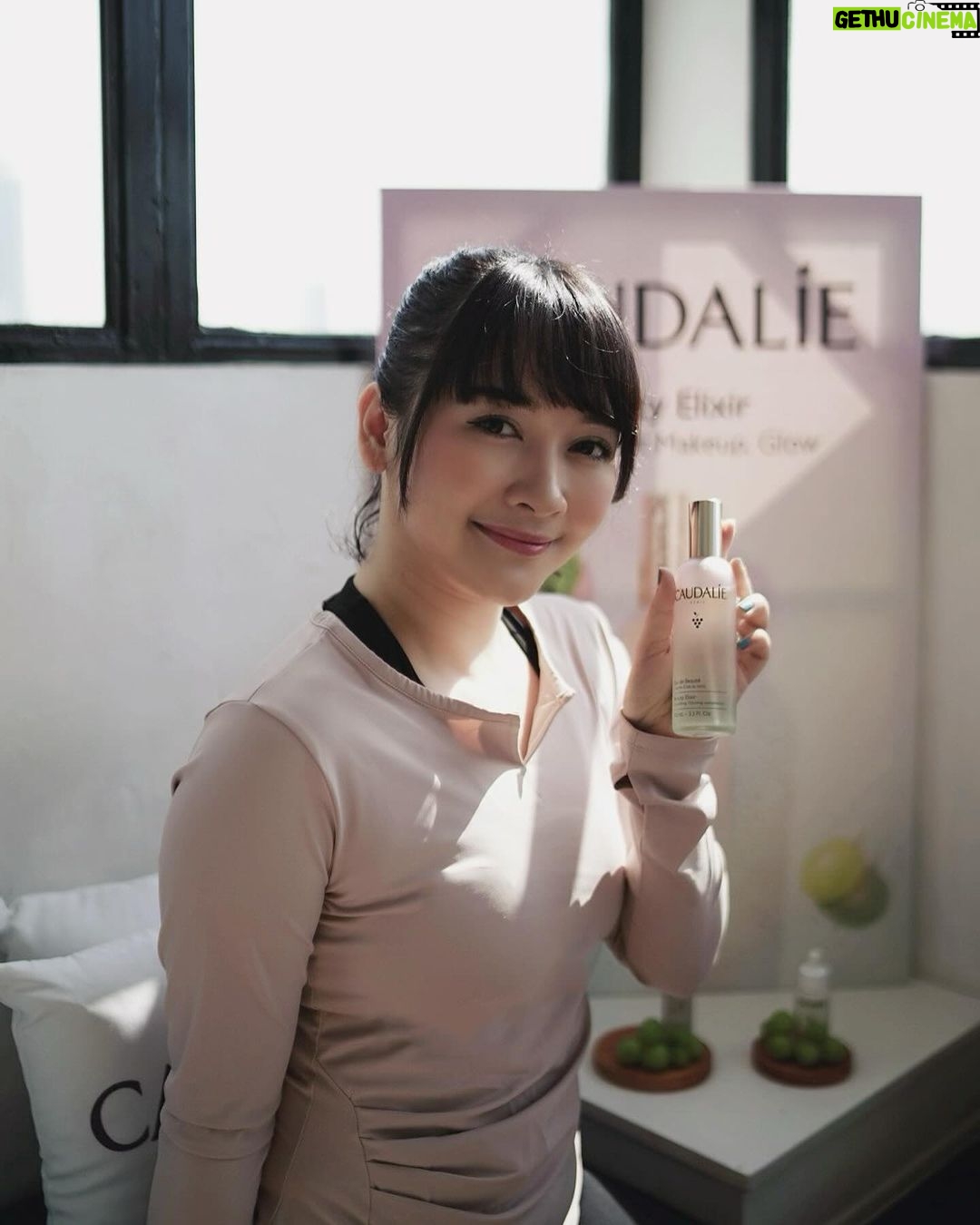 Devi Kinal Putri Instagram - Morning Cinematic Yoga with @caudalie d @alderjakarta . beauty elixir untuk semua hal, sebelum makeup, setelah makeup, habis panas-panasan, after olahraga. karna kandungannya yang natural dan wanginya juga relaxing banget. my fav 🩷 . thankyou @luxasia.idn 🩷🩷