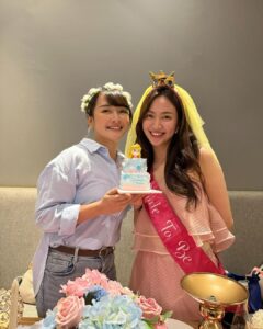 Devi Kinal Putri Instagram - definisi main dari kecil. happy bride to be, auranya gak jelas saking ambyar sparkling terang benderang. kenapa gue foto ama lu pas gue nikah kok lu stikerin? wkwkwkwk . slide tiga disaat masih kerja bersama 24/7 ketemu.