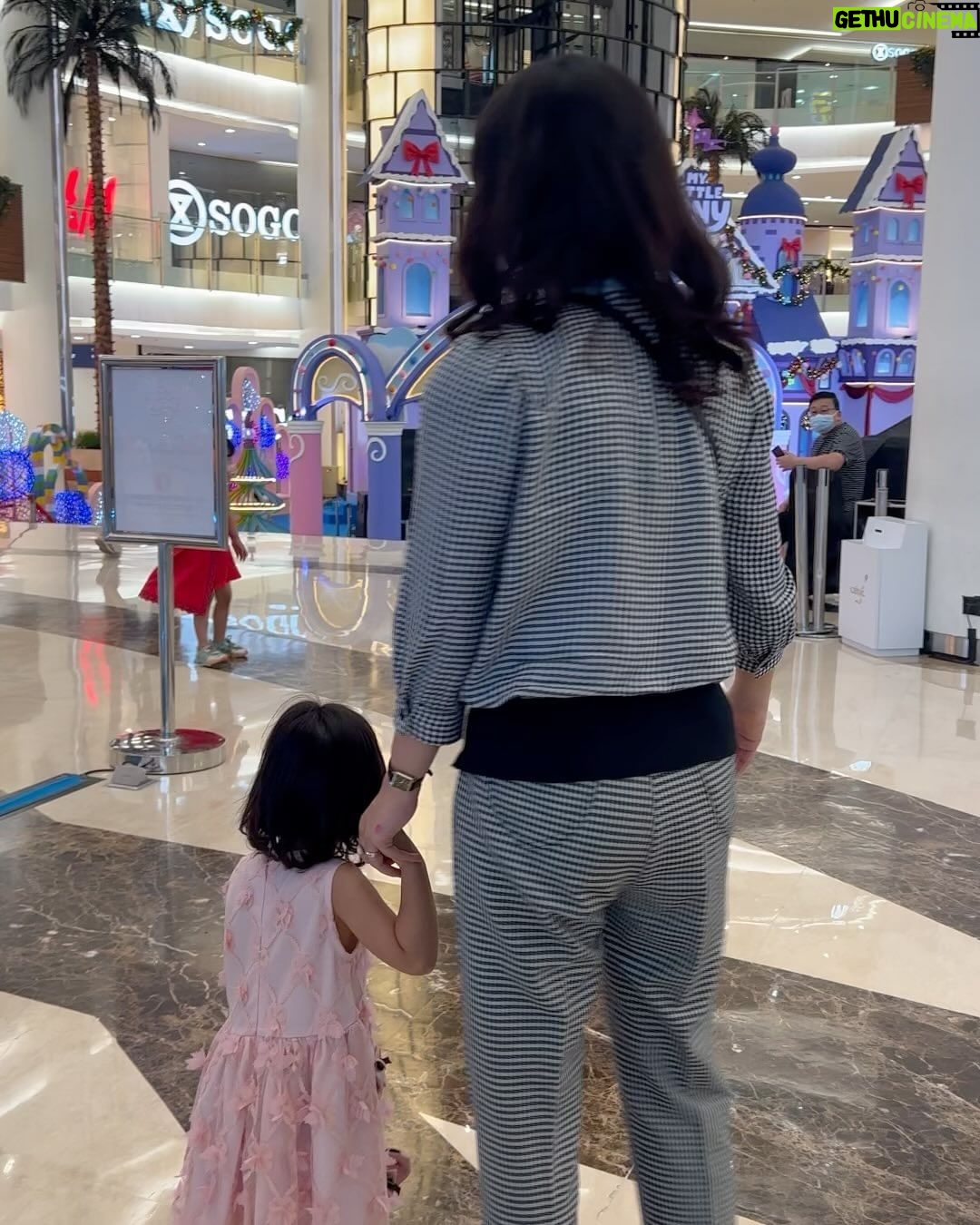 Devi Kinal Putri Instagram - Selamat Hari Ibu buat bunda kinal 🙏🏻 #mothersday