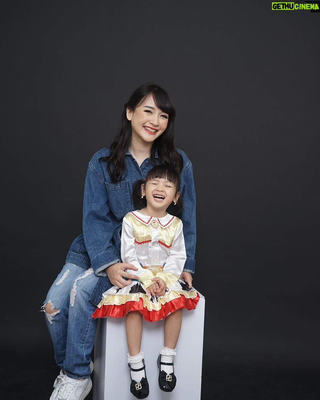 Devi Kinal Putri Instagram - Selamat Hari Ibu buat bunda kinal 🙏🏻 #mothersday