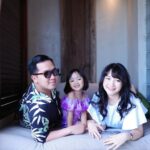 Devi Kinal Putri Instagram - Liburan bersama keluarga yang menyenangkan 🩷 . . thankyou for having us 🩷 @amnayaresorts @impihotels #amnayaresort