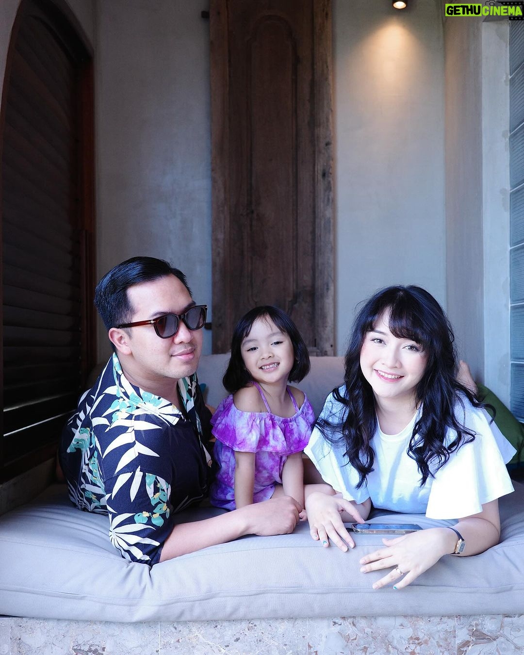 Devi Kinal Putri Instagram - Liburan bersama keluarga yang menyenangkan 🩷 . . thankyou for having us 🩷 @amnayaresorts @impihotels #amnayaresort