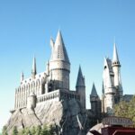 Devi Kinal Putri Instagram - dulu waktu smp antri nonton film harry potter di BIP dari jam 9 dan dapet nonton yang jam 3 sore. setiap release filmnya kaya gitu. tapi aku memang suka banget, seneng banget bisa kesini lagi yang gak kerja WKWK jadi main beneran. love lah. jadi pengen lanjutin hogwards legacy (padahal tinggal dikit lagi) . #universalstudiosjapan #harrypotter