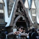 Devi Kinal Putri Instagram - dulu waktu smp antri nonton film harry potter di BIP dari jam 9 dan dapet nonton yang jam 3 sore. setiap release filmnya kaya gitu. tapi aku memang suka banget, seneng banget bisa kesini lagi yang gak kerja WKWK jadi main beneran. love lah. jadi pengen lanjutin hogwards legacy (padahal tinggal dikit lagi) . #universalstudiosjapan #harrypotter