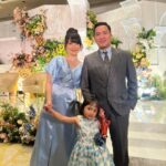 Devi Kinal Putri Instagram - Happy Wedding Day @shanju @jonatanchristieofficial , semoga kalian selalu berbahagia sampai akhir hayat nanti🩷 . terimakasih sudah memilihku menjadi bridesmaid🩷 . seru banget dari hari jumat seperti staycation, makan enak terus apalagi toffee puddingnya sampe makan 5 porsi. so fun🩷 love selalu shanju jojo dan semua jajaran teman temanku yang selalu bikin ketawa🩷🩷