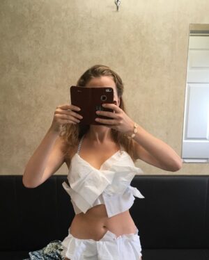 Devon Hales Instagram - Abril’s **PwrPnt Prsnttn** ft: @charityfaith @easygreazy @piercelackey and some super chic self-tanner containment devices #aprilhelpssickkidsthroughchrist #twitterthisisforyou