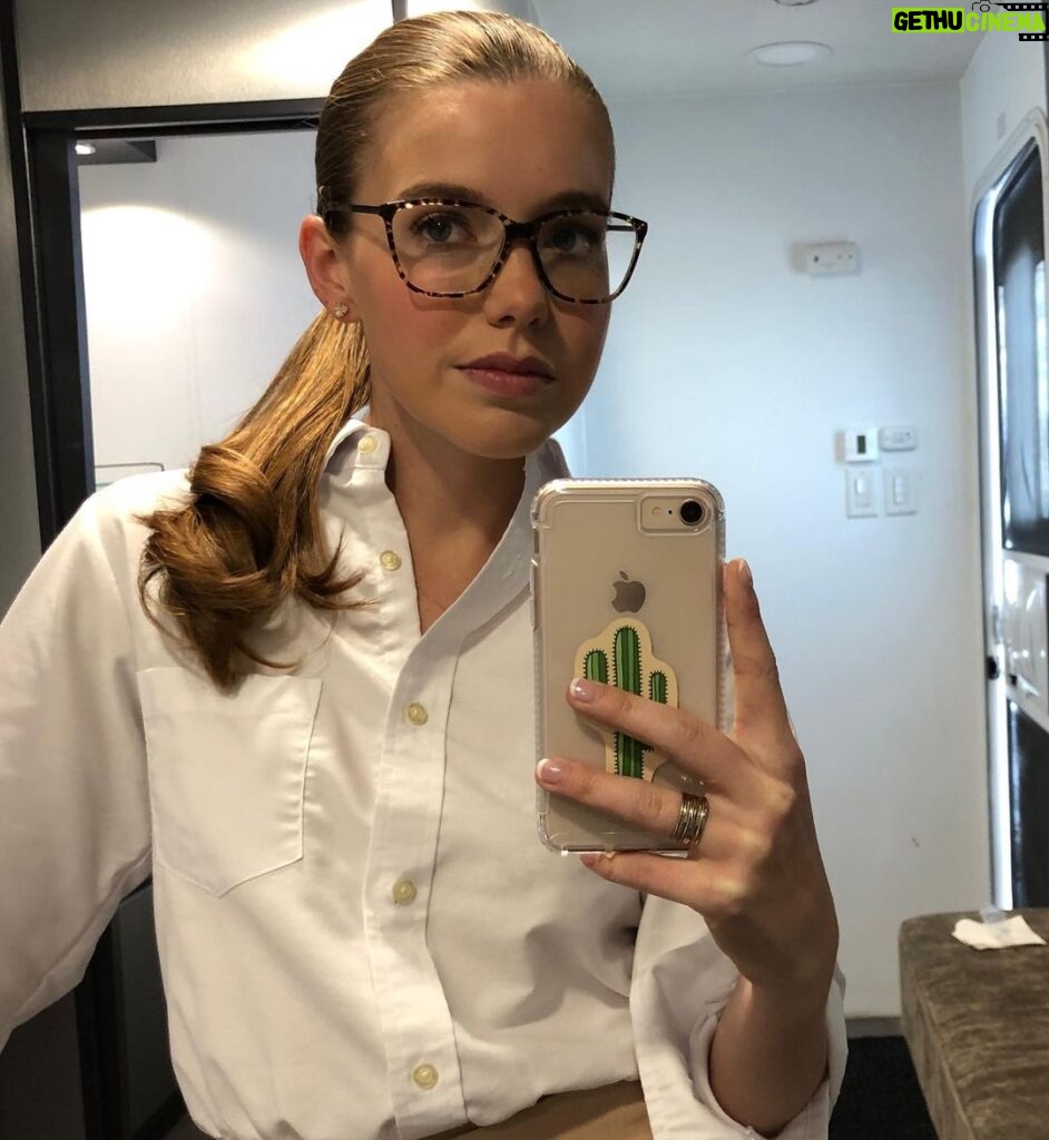 Actress Devon Hales HD Instagram Photos and Wallpapers November 2020 ...