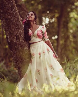 Dhanya Ananya Instagram - ഗുലാബ് | GULAB | குலாப் | गुलाब 

MUA: @alagne_signature 
Photo Credit: @artistic_expressionn 
Costume: @thapas_the_creative_tale 
Designer and stylist: @shilpashivdas 
Edit: @vishnu__photography___