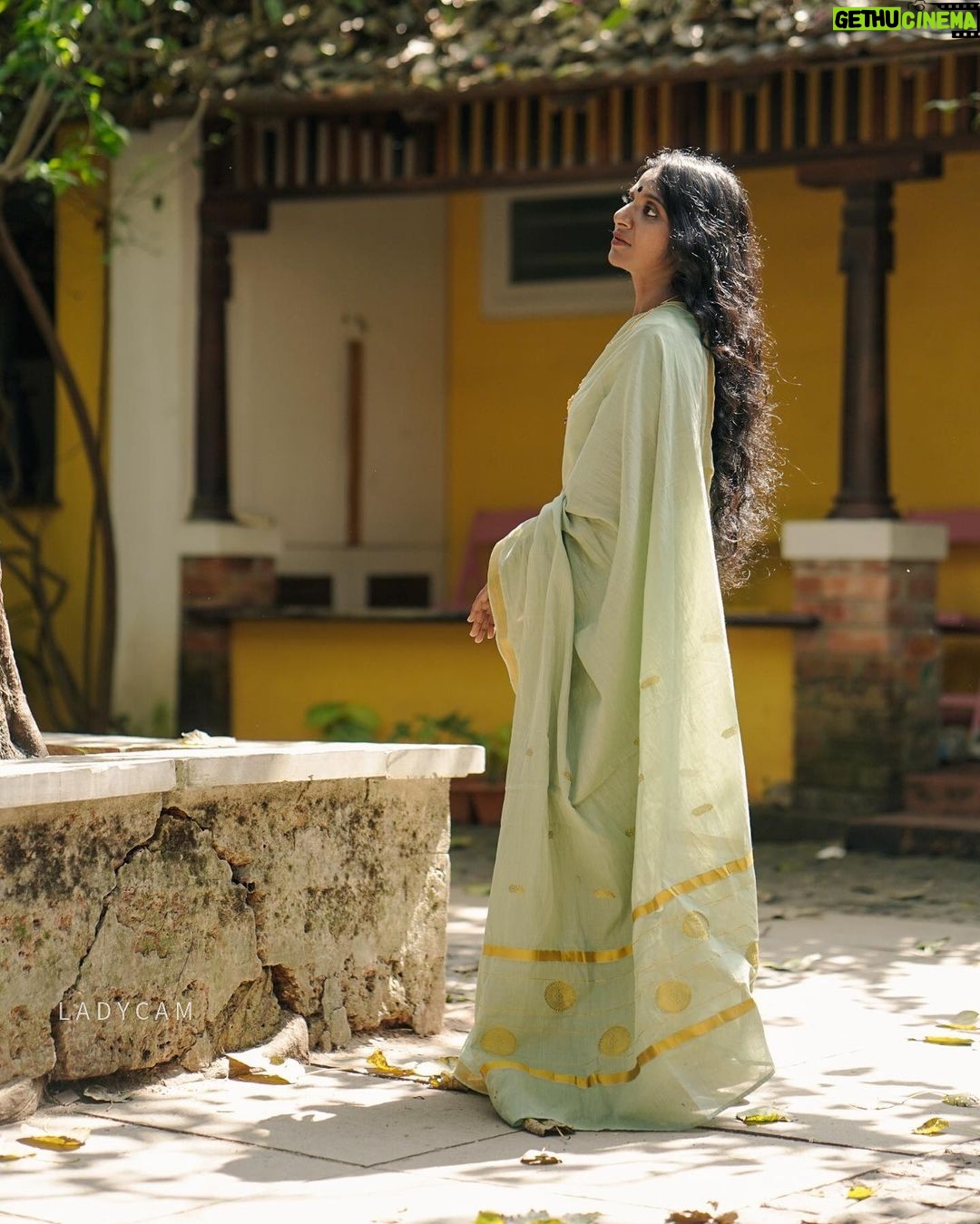 Dhanya Ananya Instagram - A 90s enchantment as she steps out, embracing the world with a timeless smile. Ft: @kanmaniii3 Captured by: @ladyc.am Mua: @_the_glam_factor___ Saree: @jaanki_sarees_ Location: @design.ashram