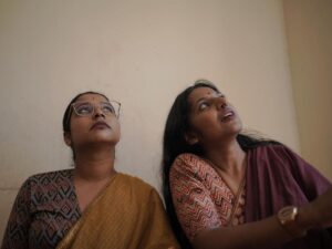 Dhanya Ananya Instagram - What‘s the colour of memory!

Dop :@rahim_ibn_rasheed 
inframe : @kanmaniii3 @shilpachandran__ 

#thriftedfashion #sari #shootdiaries #photooftheday #memory #tamil #mattancherry #fortkochi #palaceroad