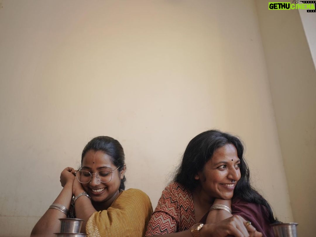 Dhanya Ananya - 2.2K Likes - What‘s the colour of memory!
Dop :@rahim_ibn_rasheed
inframe : @kanmaniii3 @shilpachandran__
#thriftedfashion #sari #shootdiaries #photooftheday #memory #tamil #mattancherry #fortkochi #palaceroad