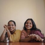 Dhanya Ananya Instagram - What‘s the colour of memory! Dop :@rahim_ibn_rasheed inframe : @kanmaniii3 @shilpachandran__ #thriftedfashion #sari #shootdiaries #photooftheday #memory #tamil #mattancherry #fortkochi #palaceroad Mattancherry