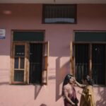Dhanya Ananya Instagram - What‘s the colour of memory! Dop :@rahim_ibn_rasheed inframe : @kanmaniii3 @shilpachandran__ #thriftedfashion #sari #shootdiaries #photooftheday #memory #tamil #mattancherry #fortkochi #palaceroad Mattancherry