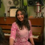 Dhvani Bhanushali Instagram - Something something 💃❤️ @hitz.music.official 📸 @varun.kanakia