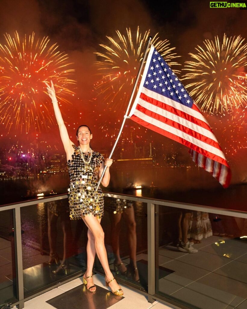 Di Mondo Instagram - 9:03pm “Fireworks make me so very happy, rejoice of dreams, happy 4th and my God Always Bless the USA 🇺🇸 / Los fuegos artificiales me hacen muy Feliz, alegrarse por los sueños, feliz 4 de julio y que Dios Siempre Bendiga USA 🇺🇸 ”. #4thOfJuly #Fireworks #DiMondo Wednesday July.5..2023 #NewYork Pics: @vita_phoenix @instagram New York, New York