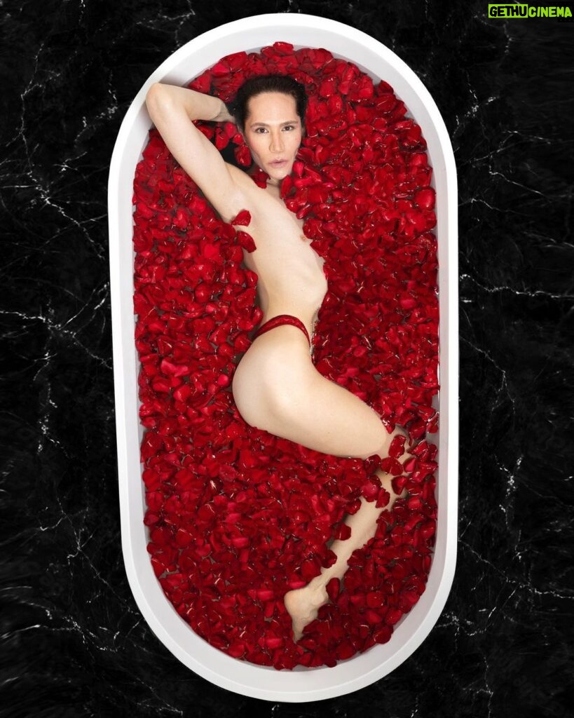 Di Mondo Instagram - 7:02pm “Roses are red, violets are blue, I’m in the tub waiting for you” #HappyValentinesDay #Roses #Love #DiMondo Tuesday February.14.2023 #NewYork Pics: @adriannina Edit: @_alisa_grabko_ @instagram New York, New York