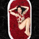 Di Mondo Instagram – 7:02pm <❣️>
“Roses are red, violets are blue, I’m in the tub waiting for you”
#HappyValentinesDay #Roses #Love #DiMondo
Tuesday February.14.2023
#NewYork
Pics: @adriannina
Edit: @_alisa_grabko_
@instagram New York, New York