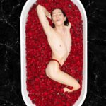 Di Mondo Instagram – 7:02pm <❣️>
“Roses are red, violets are blue, I’m in the tub waiting for you”
#HappyValentinesDay #Roses #Love #DiMondo
Tuesday February.14.2023
#NewYork
Pics: @adriannina
Edit: @_alisa_grabko_
@instagram New York, New York
