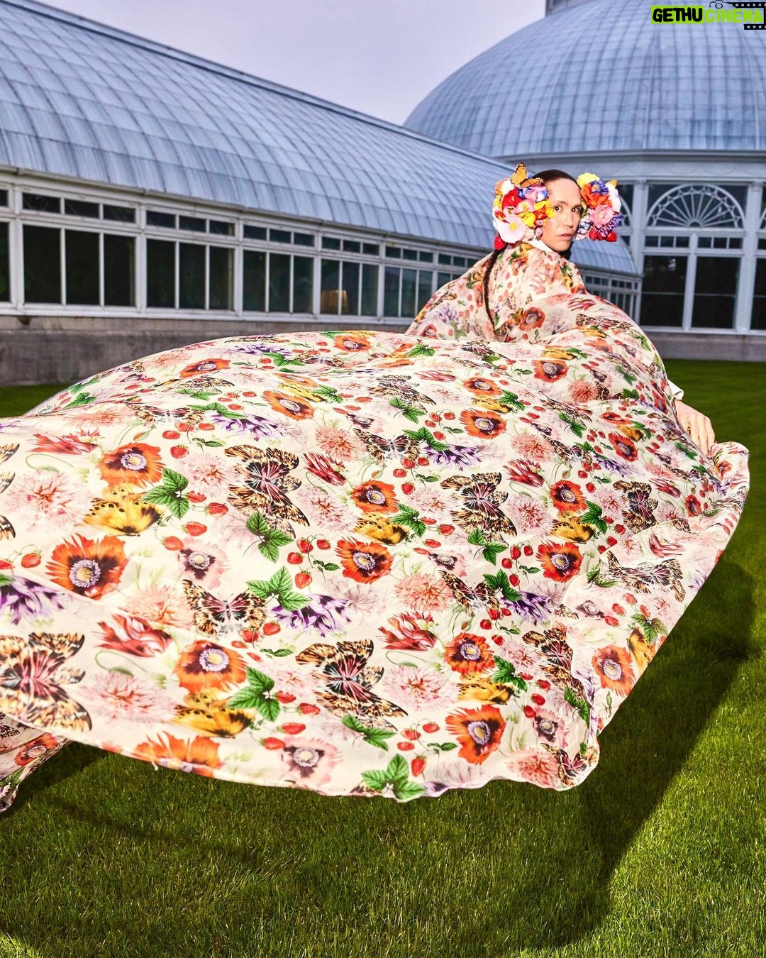 Di Mondo Instagram - 7pm “Always Spring @nybg / Siempre Primavera @nybg ” #Spring #Strawberry #Flowers #NYBG #DiMondo Thursday February.2.2023 #NewYork Headpiece: @ericjavits Cape: @guillermocouture Pics: @adriannina Edit: @_alisa_grabko_ @instagram New York Botanical Garden