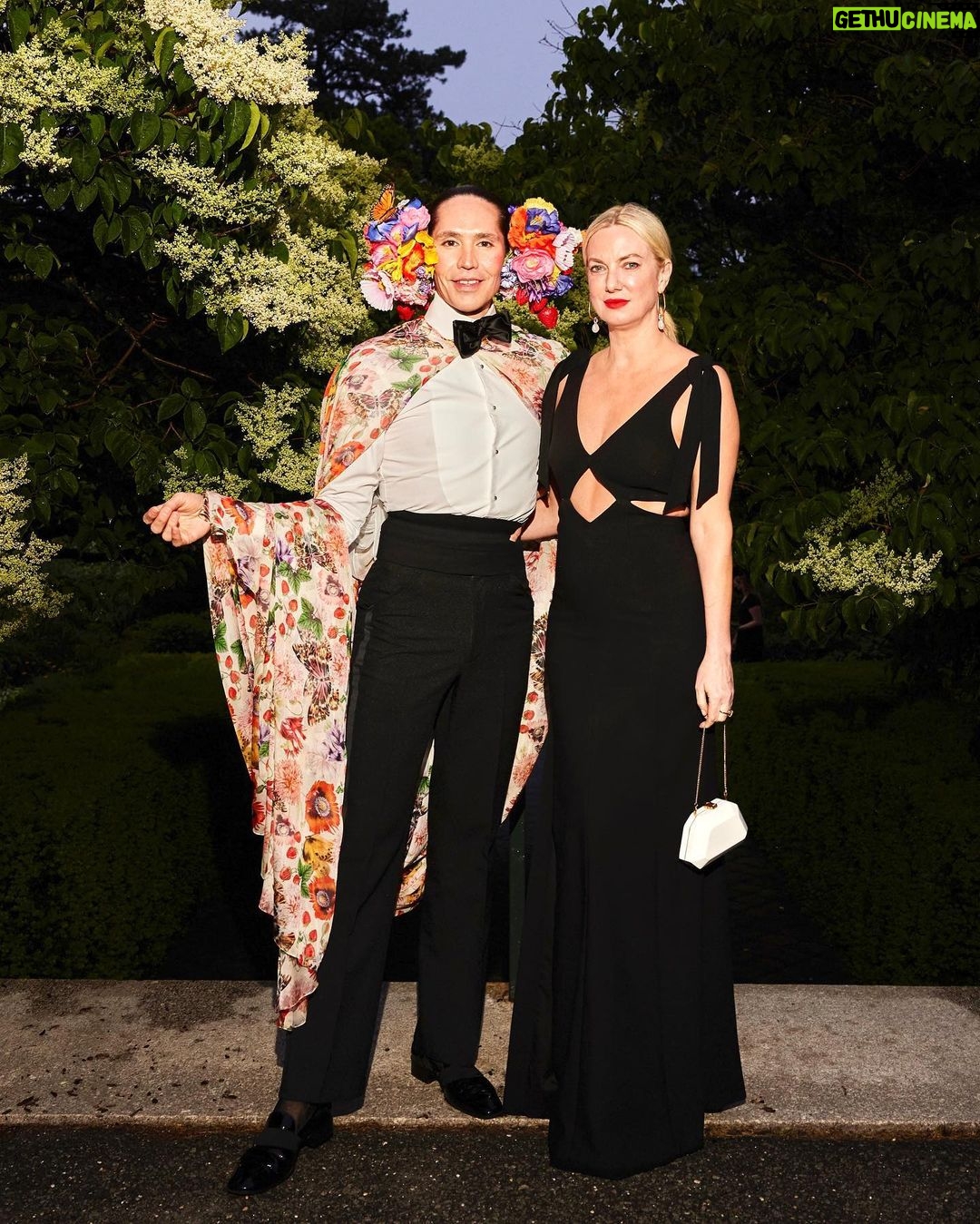 Di Mondo Instagram - 7pm “Always Spring @nybg / Siempre Primavera @nybg ” #Spring #Strawberry #Flowers #NYBG #DiMondo Thursday February.2.2023 #NewYork Headpiece: @ericjavits Cape: @guillermocouture Pics: @adriannina Edit: @_alisa_grabko_ @instagram New York Botanical Garden