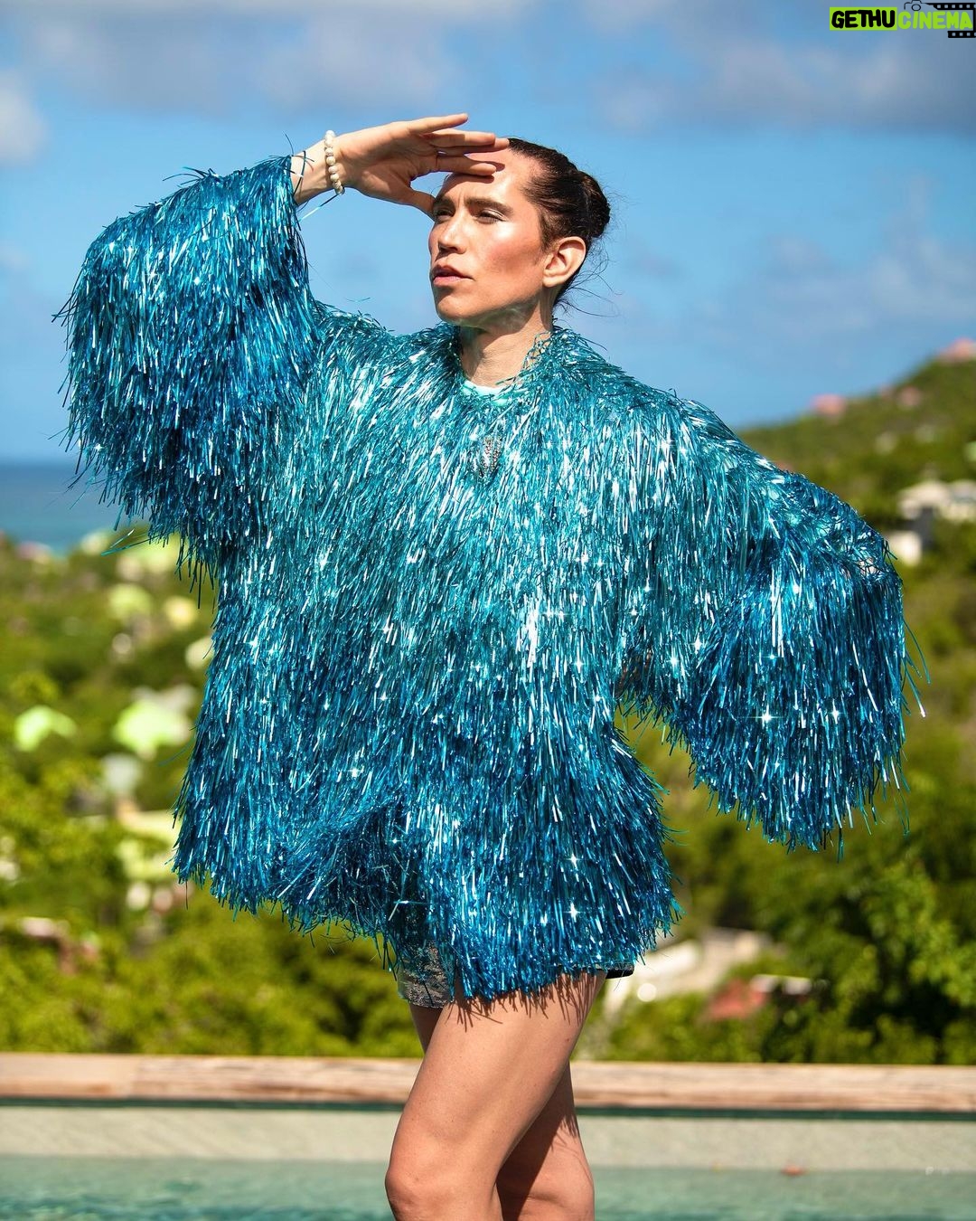 Di Mondo Instagram - 8:39pm “gotta flow with life like water/ hay que fluir en al vida como el agua” #HappyNewYear #2023 #Joy #Dream #Love #DiMondo Monday January.2.2023 #SaintBarth Bag: @ericjavits Outfit: @oscardelarenta Photo: @shkylar @instagram Saint Barthélemy, the Caribbean Islands