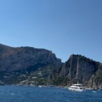 Di Mondo Instagram - 8:01pm “life is like a boat ride, it goes up and down but at the end you will find your destiny / la vida es como ir en viaje en un bote, sube y baja pero al final encontrarás tu destino” #Faraglioni #Boat #Blue #Italy #DiMondo Friday August.5.2022 #Capri Photos: @elmojitero @instagram Faraglioni - Capri