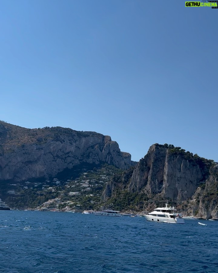 Di Mondo Instagram - 8:01pm “life is like a boat ride, it goes up and down but at the end you will find your destiny / la vida es como ir en viaje en un bote, sube y baja pero al final encontrarás tu destino” #Faraglioni #Boat #Blue #Italy #DiMondo Friday August.5.2022 #Capri Photos: @elmojitero @instagram Faraglioni - Capri