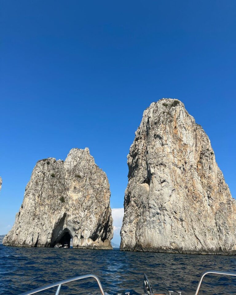 Di Mondo Instagram - 8:01pm “life is like a boat ride, it goes up and down but at the end you will find your destiny / la vida es como ir en viaje en un bote, sube y baja pero al final encontrarás tu destino” #Faraglioni #Boat #Blue #Italy #DiMondo Friday August.5.2022 #Capri Photos: @elmojitero @instagram Faraglioni - Capri
