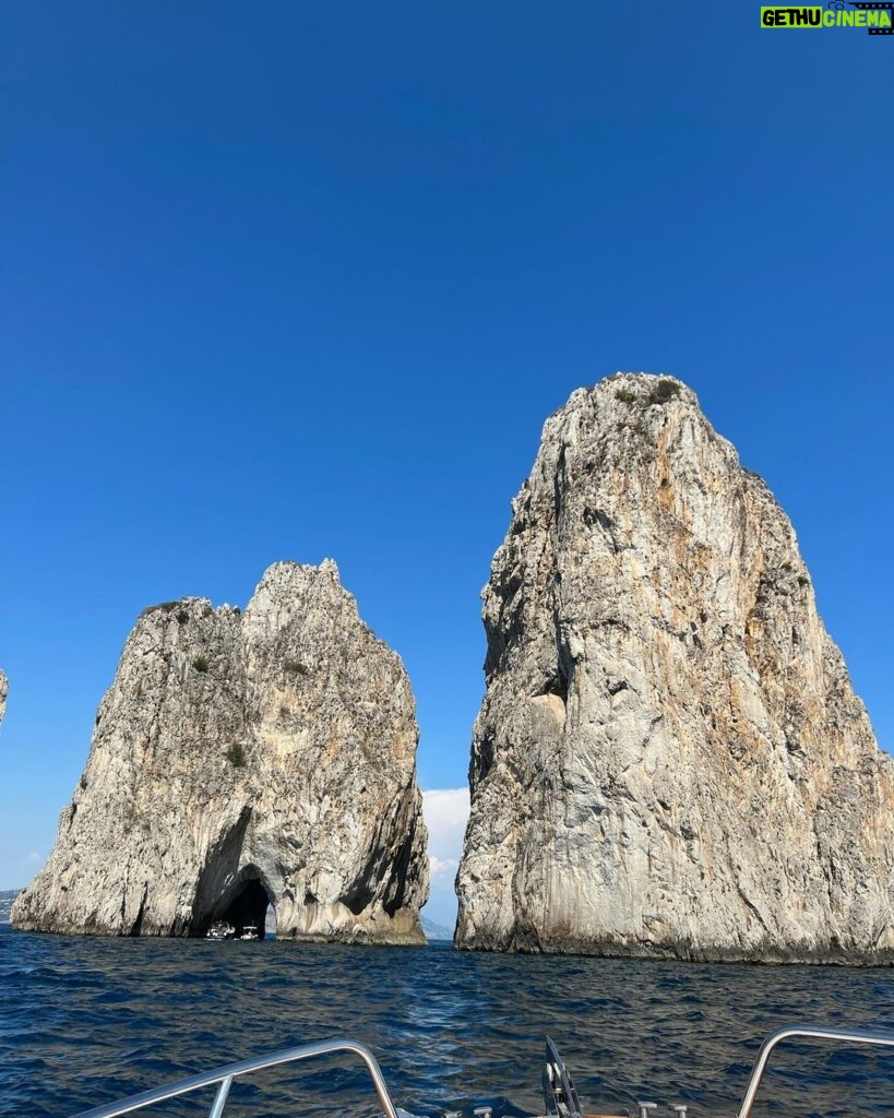 Di Mondo Instagram - 8:01pm “life is like a boat ride, it goes up and down but at the end you will find your destiny / la vida es como ir en viaje en un bote, sube y baja pero al final encontrarás tu destino” #Faraglioni #Boat #Blue #Italy #DiMondo Friday August.5.2022 #Capri Photos: @elmojitero @instagram Faraglioni - Capri