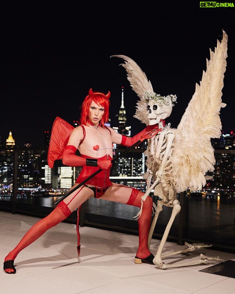 Di Mondo Instagram - 8:25 “the good and the evil / el bien y el mal” #HappyHalloween #Devil #Angel #DiMondo Monday October.31.2022 #NewYork Photo: @adriannina Edit: @_alisa_grabko_ @instagram New York, New York