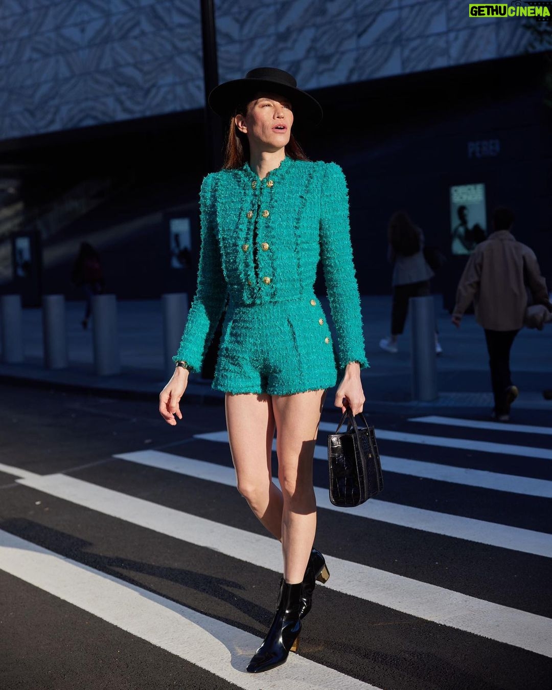 Di Mondo Instagram - 8pm “Streets are real life’s runway! Las calles son la pasarela de la vida real!” #DiMondo Friday October.20.2023 #NewYork Pics: @adriannina Editing: @_alisa_grabko_ @instagram New York, New York