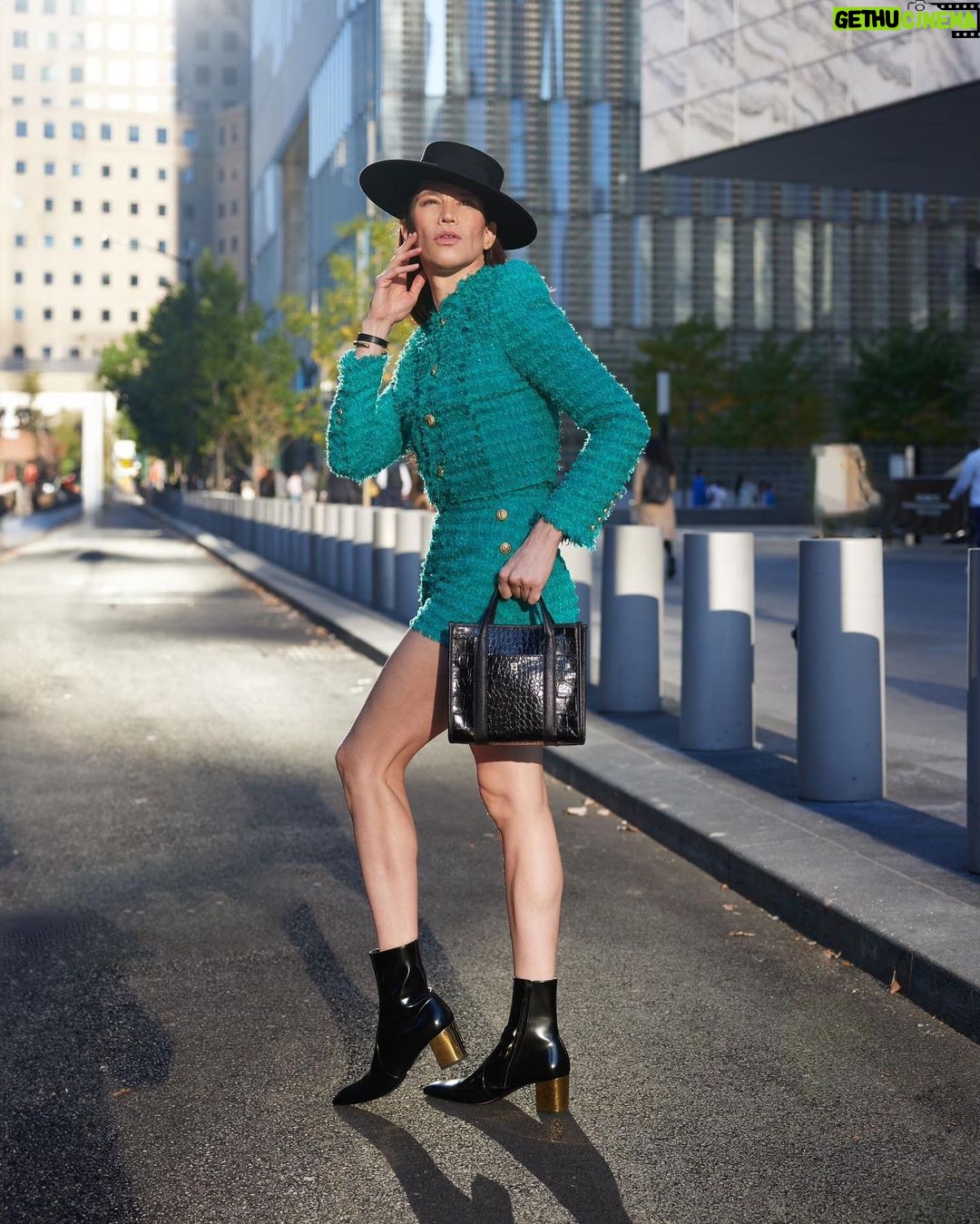 Di Mondo Instagram - 8pm “Streets are real life’s runway! Las calles son la pasarela de la vida real!” #DiMondo Friday October.20.2023 #NewYork Pics: @adriannina Editing: @_alisa_grabko_ @instagram New York, New York