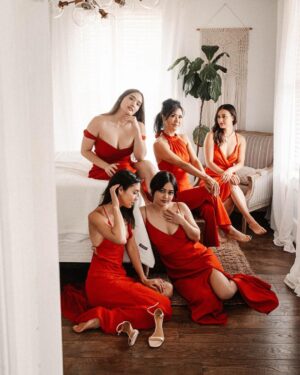 Dia Frampton Instagram - Happy Holidays from the Frampton Fam! ❤️❤️❤️ This years holiday card was lacking a couple sisters… @whereisjade stayed home with a cold and @niknikframpton missed Christmas all together with one flight cancellation after the other, but they were both there in spirit. Also, missing baby Candland and @david.monsen , also home with a cold. 🥺🥺 Miss you guys. 

🎄❄️🎄❄️🎄❄️🎄❄️🎄❄️🎄

📷 @megframpton