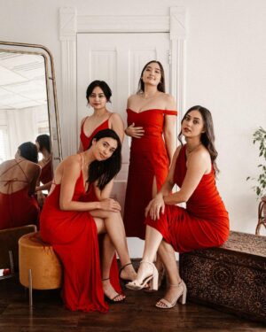 Dia Frampton Instagram - Happy Holidays from the Frampton Fam! ❤️❤️❤️ This years holiday card was lacking a couple sisters… @whereisjade stayed home with a cold and @niknikframpton missed Christmas all together with one flight cancellation after the other, but they were both there in spirit. Also, missing baby Candland and @david.monsen , also home with a cold. 🥺🥺 Miss you guys. 

🎄❄️🎄❄️🎄❄️🎄❄️🎄❄️🎄

📷 @megframpton