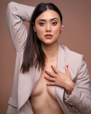 Dia Frampton Instagram - 🖤🤍🖤🤍

📷 @jmlakl 
💄💇🏽‍♀️ @makeupbyjanelyn