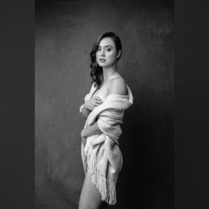 Dia Frampton Instagram - Black & White with @dq_fotography 

💄💇🏽‍♀️ @makeupbyjanelyn