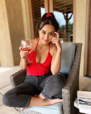 Dia Frampton Instagram - Writing all day. Time for a book and wine break. ❤️ I always forget that input is just as important as output. A dear friend told me, “Always remember to fill your gas tank.” 🧠❤️🧠 My favorite ways to do this are: reading, watching a film, taking a walk without my phone, or meeting up with a friend.  Talking to strangers is also a new one I’m learning to lean into. How do you “fill up your tank?” 🧠😮‍💨❤️