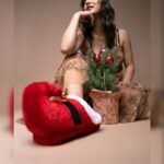 Dia Frampton Instagram - Happy Holidays ⛄️🎄❄️⛄️🎄❄️ 📷 @jmlakl 💇🏽‍♀️💋 @makeupbyjanelyn
